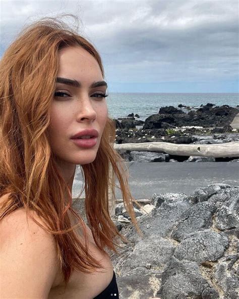 Megan Fox takes busty bikini selfie on beach getaway and shows。